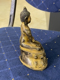 Une figure de Bouddha Shakyamuni en bronze dor&eacute;, Sino-Tibet, 17&egrave;me