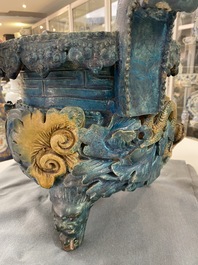 Een grote Chinese fahua wierookbrander met houten voet en deksel met kwarts dekselknop, Ming