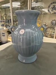 Een Chinese monochrome lavendelblauwe vaas, Qianlong merk, Republiek