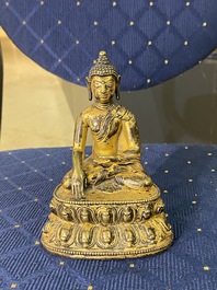 Une figure de Bouddha Shakyamuni en bronze dor&eacute;, Sino-Tibet, 17&egrave;me