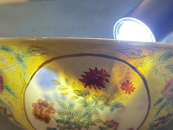 Un bol en porcelaine de Chine famille rose &agrave; fond jaune sgraffito, marque et &eacute;poque de Daoguang