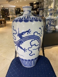 A Chinese blue and white 'meiping' vase with a dragon, Wanli mark, 19th C.