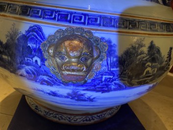 Een grote Chinese blauw-witte viskom met landschapsdecor, Qianlong