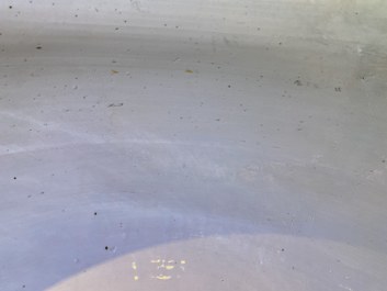 Een grote Chinese blauw-witte viskom met landschapsdecor, Qianlong