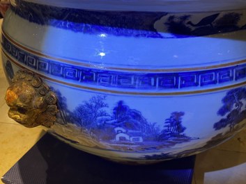 Een grote Chinese blauw-witte viskom met landschapsdecor, Qianlong