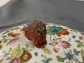 Een Chinese famille rose 'kamcheng' dekselkom met vlinders, 19e eeuw