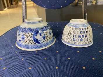 Twee Chinese blauw-witte opengewerkte kommen, Transitie periode en Kangxi