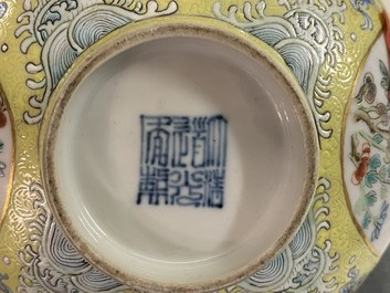 Un bol en porcelaine de Chine famille rose &agrave; fond jaune sgraffito, marque et &eacute;poque de Daoguang