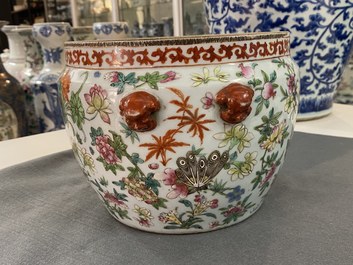 Een Chinese famille rose 'kamcheng' dekselkom met vlinders, 19e eeuw