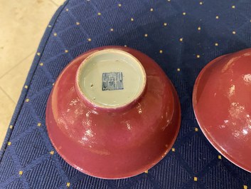Een paar Chinese monochrome robijnrode kommen, Jiaqing merk en periode