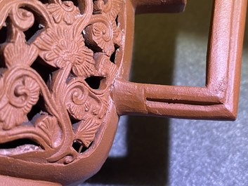 Une th&eacute;i&egrave;re couverte ajour&eacute;e &agrave; double parois en gr&egrave;s de Yixing, Chine, Kangxi