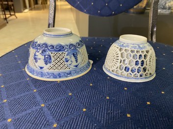 Twee Chinese blauw-witte opengewerkte kommen, Transitie periode en Kangxi