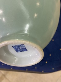 Un vase en porcelaine de Chine c&eacute;ladon monochrome, marque de Qianlong, R&eacute;publique