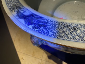 Een grote Chinese blauw-witte viskom met landschapsdecor, Qianlong