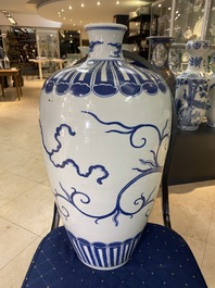 A Chinese blue and white 'meiping' vase with a dragon, Wanli mark, 19th C.
