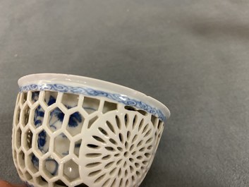 Twee Chinese blauw-witte opengewerkte kommen, Transitie periode en Kangxi