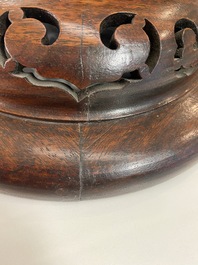 Een grote Chinese fahua wierookbrander met houten voet en deksel met kwarts dekselknop, Ming