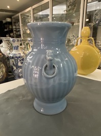 Een Chinese monochrome lavendelblauwe vaas, Qianlong merk, Republiek