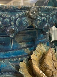 Een grote Chinese fahua wierookbrander met houten voet en deksel met kwarts dekselknop, Ming