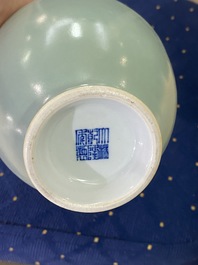 Un vase en porcelaine de Chine c&eacute;ladon monochrome, marque de Qianlong, R&eacute;publique