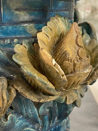 Een grote Chinese fahua wierookbrander met houten voet en deksel met kwarts dekselknop, Ming