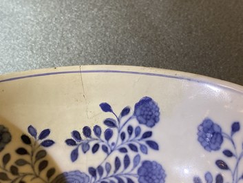 Un bol en porcelaine de Chine famille rose &agrave; fond jaune sgraffito, marque et &eacute;poque de Daoguang