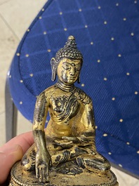Une figure de Bouddha Shakyamuni en bronze dor&eacute;, Sino-Tibet, 17&egrave;me