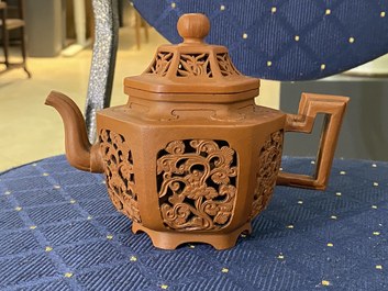 Une th&eacute;i&egrave;re couverte ajour&eacute;e &agrave; double parois en gr&egrave;s de Yixing, Chine, Kangxi