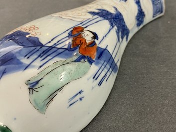Un vase murale en porcelaine de Chine wucai, &eacute;poque Transition