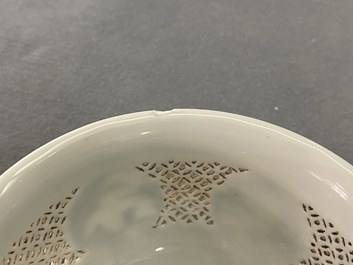Twee Chinese blauw-witte opengewerkte kommen, Transitie periode en Kangxi