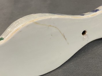 Un vase murale en porcelaine de Chine wucai, &eacute;poque Transition