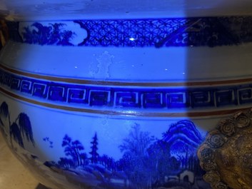 Een grote Chinese blauw-witte viskom met landschapsdecor, Qianlong