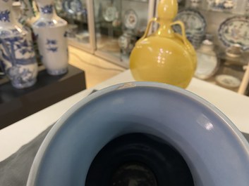 Een Chinese monochrome lavendelblauwe vaas, Qianlong merk, Republiek