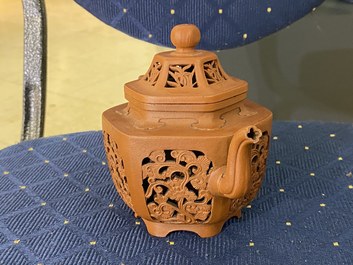 Une th&eacute;i&egrave;re couverte ajour&eacute;e &agrave; double parois en gr&egrave;s de Yixing, Chine, Kangxi