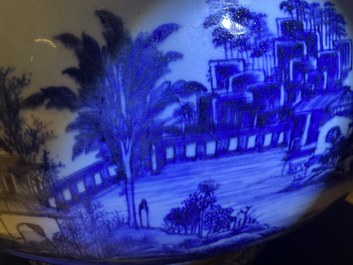 Een grote Chinese blauw-witte viskom met landschapsdecor, Qianlong