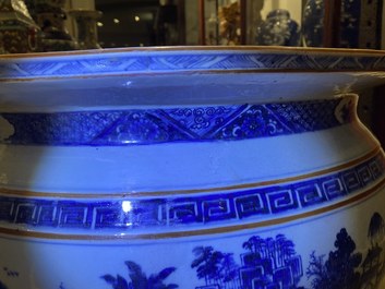 Een grote Chinese blauw-witte viskom met landschapsdecor, Qianlong