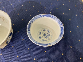 Twee Chinese blauw-witte opengewerkte kommen, Transitie periode en Kangxi