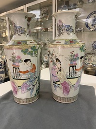 Een paar Chinese famille rose vazen, Republiek