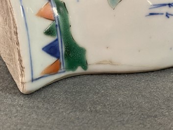 Un vase murale en porcelaine de Chine wucai, &eacute;poque Transition