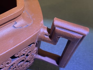 Une th&eacute;i&egrave;re couverte ajour&eacute;e &agrave; double parois en gr&egrave;s de Yixing, Chine, Kangxi