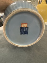 Een Chinese monochrome lavendelblauwe vaas, Qianlong merk, Republiek