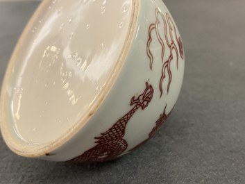 Een Chinese koperrode penselenwasser met een draak, 18/19e eeuw
