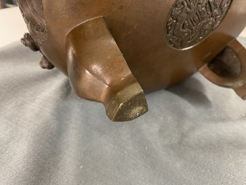 A large Chinese dragon-handled bronze tripod censer and cover, Xuande mark, 18/19th C.
