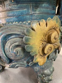 Een grote Chinese fahua wierookbrander met houten voet en deksel met kwarts dekselknop, Ming