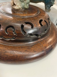 Een grote Chinese fahua wierookbrander met houten voet en deksel met kwarts dekselknop, Ming