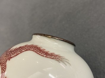 Een Chinese koperrode penselenwasser met een draak, 18/19e eeuw