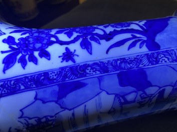 Een Chinese blauw-witte 'yenyen' vaas met landschappen en florale panelen, Kangxi