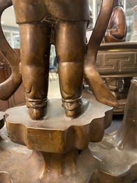 Une grande figure en bronze d'un des fr&egrave;res Hoho portant un vase, Chine, Qing