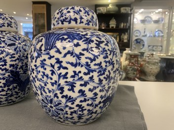 Drie Chinese blauw-witte dekselpotten met florale slingers, 19e eeuw