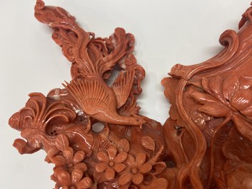 Un groupe figurant Guanyin en corail rouge sculpt&eacute;, Chine, 19/20&egrave;me